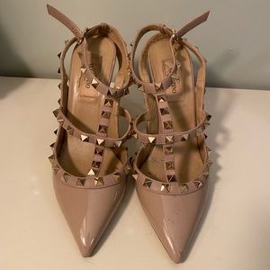 VALENTINO PATENT ROCKSTUD CAGED PUMP